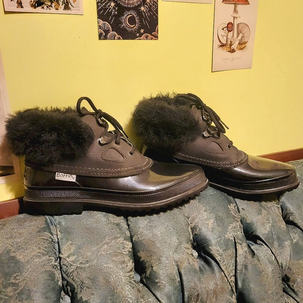 Black Waterproof Baffin winter/snow boots, rubber sole women size 8 (fits 7)